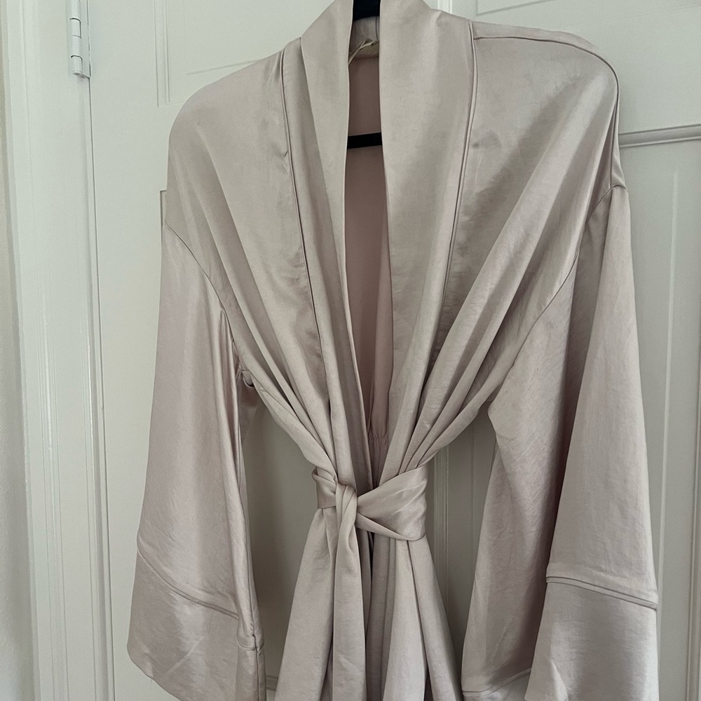 Lulu's Champagne Robe - Picture 2 of 9